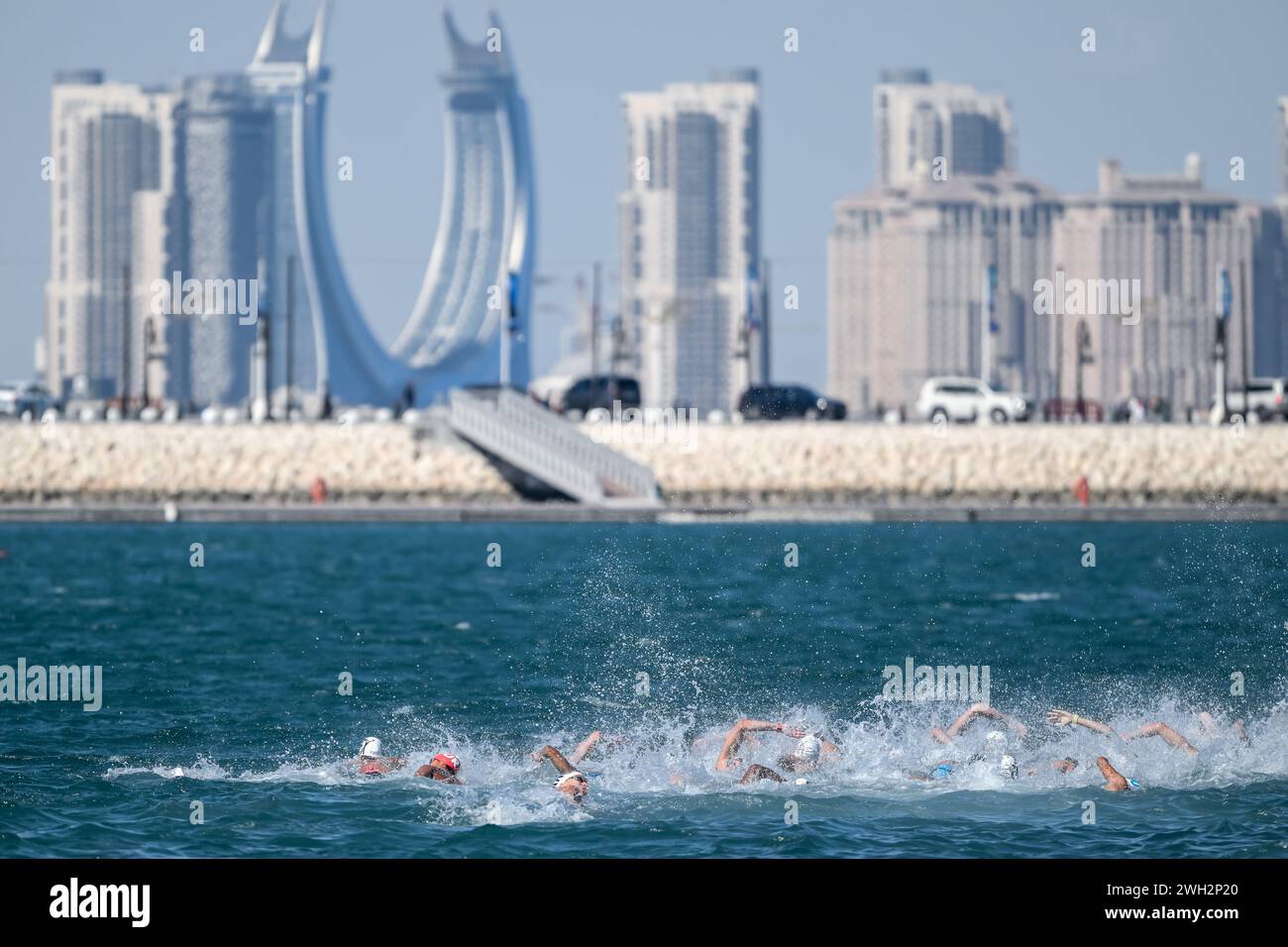 Doha, Katar. Februar 2024. Athleten treten im 5 km langen Open Water Men Final während der 21. Aquatics World Championships im alten Hafen von Doha (Katar) am 7. Februar 2024 an. Quelle: Insidefoto di andrea staccioli/Alamy Live News Stockfoto