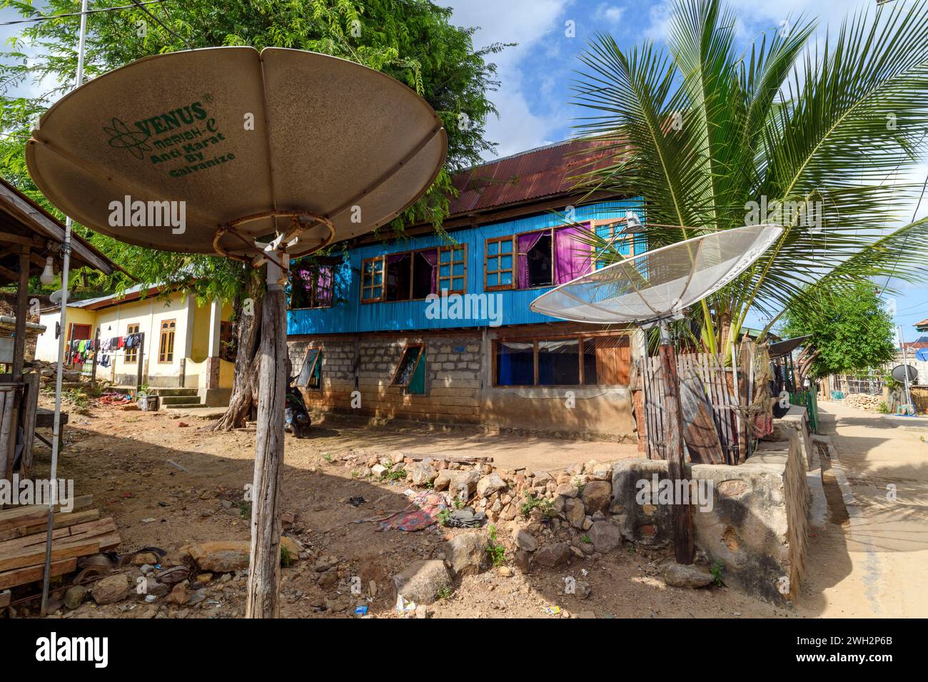 Satellitenantennen im Dorf Komodo (Insel Komodo, Provinz East Nusa Tenggara), Indonesien. Stockfoto