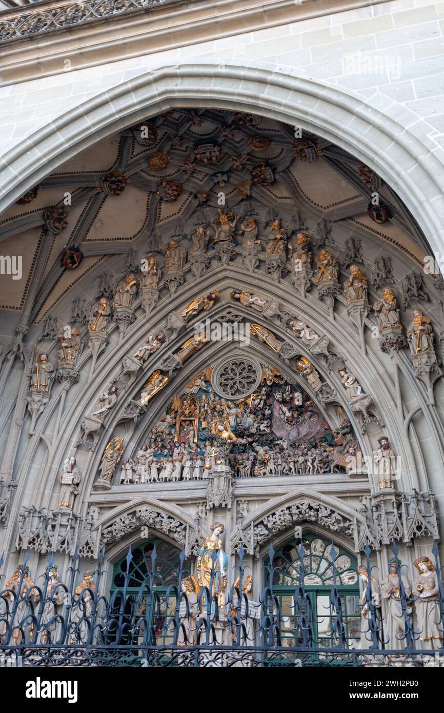 Die gotische Skulptur des letzten Jüngsten Gerichts über dem Haupteingang zum Berner Münster Stockfoto