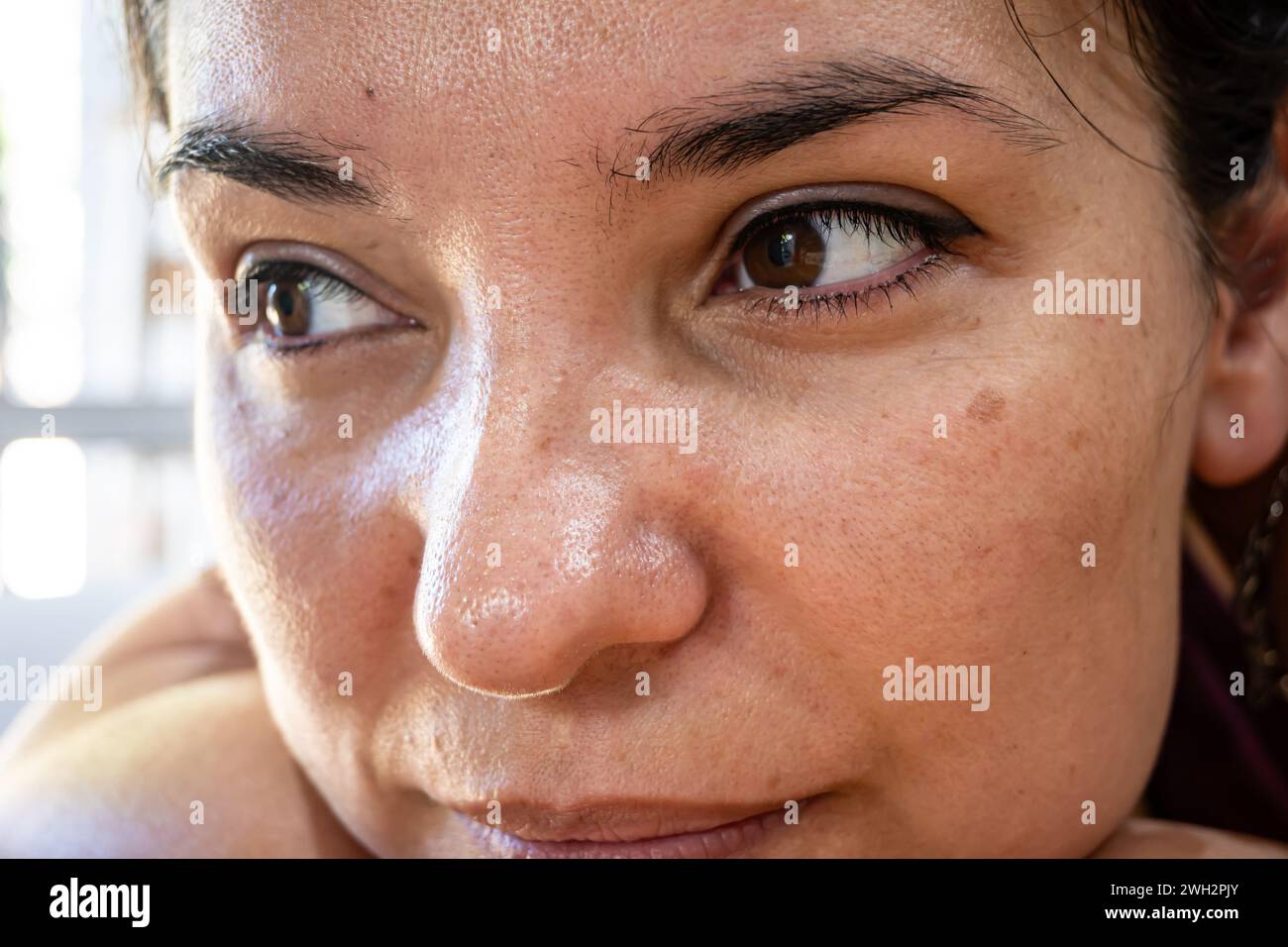 Augen einer Frau mit neu hergestelltem permanentem Lidschutz. Stockfoto