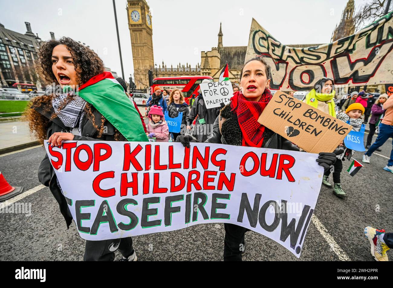 London, Großbritannien. Februar 2024. Hör auf, unsere Kinder zu töten. Viele der kleinen Kinder auf dem kurzen marsch tragen nachgemachte "Presse"-kugelsichere Westen - Palästina-Protest, fordern jetzt eine Waffenruhe und den Westen, Israel aufzuhören, organisiert von Eltern für Palästina auf den anhaltenden Ausbruch der Gewalt und die israelische Reaktion im Gazastreifen. Guy Bell/Alamy Live News Stockfoto