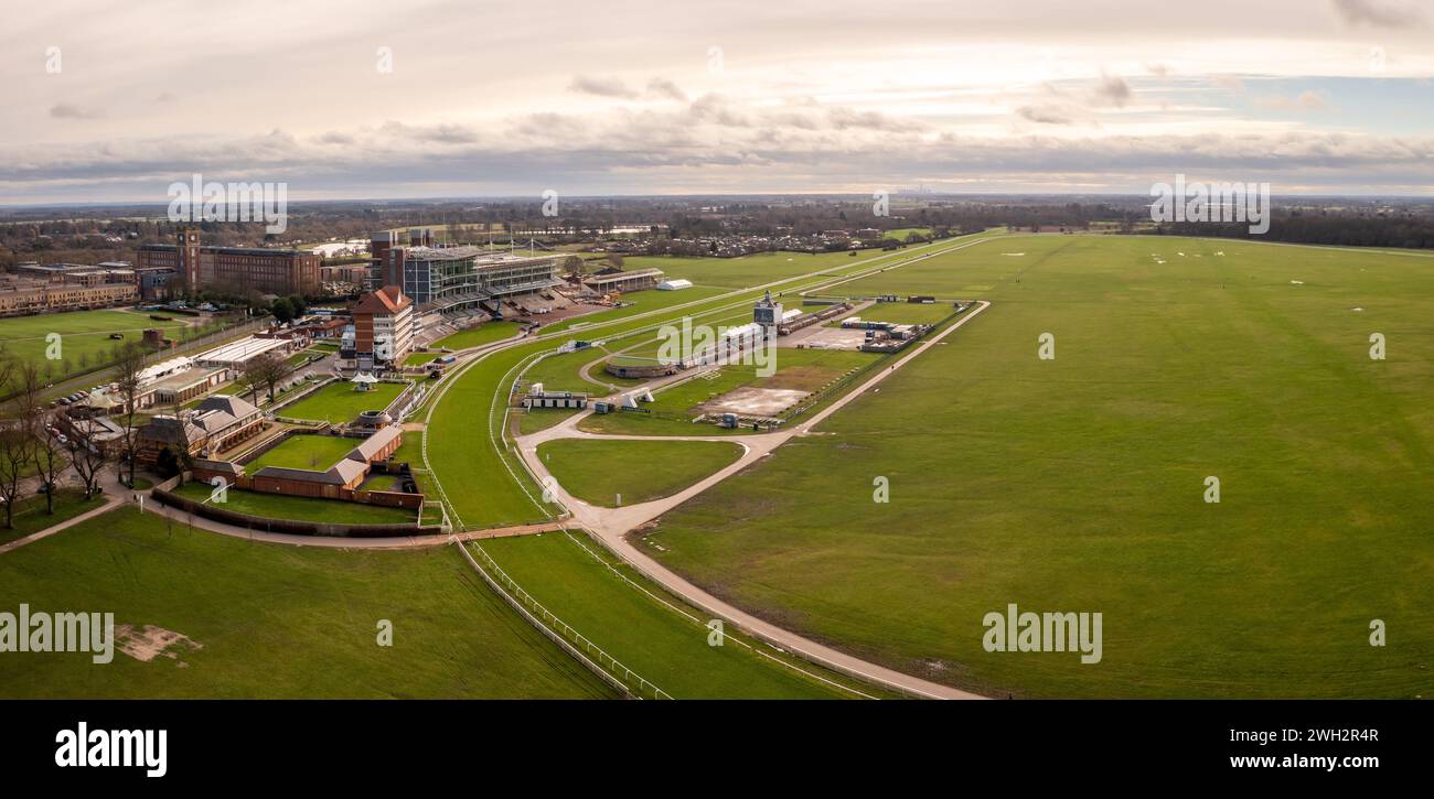 YORK RACECOURSE, YORK, GROSSBRITANNIEN - 5. FEBRUAR 2024. Panoramablick über der Pferderennbahn York Racecourse mit der Heimgerade und dem Sieger po Stockfoto