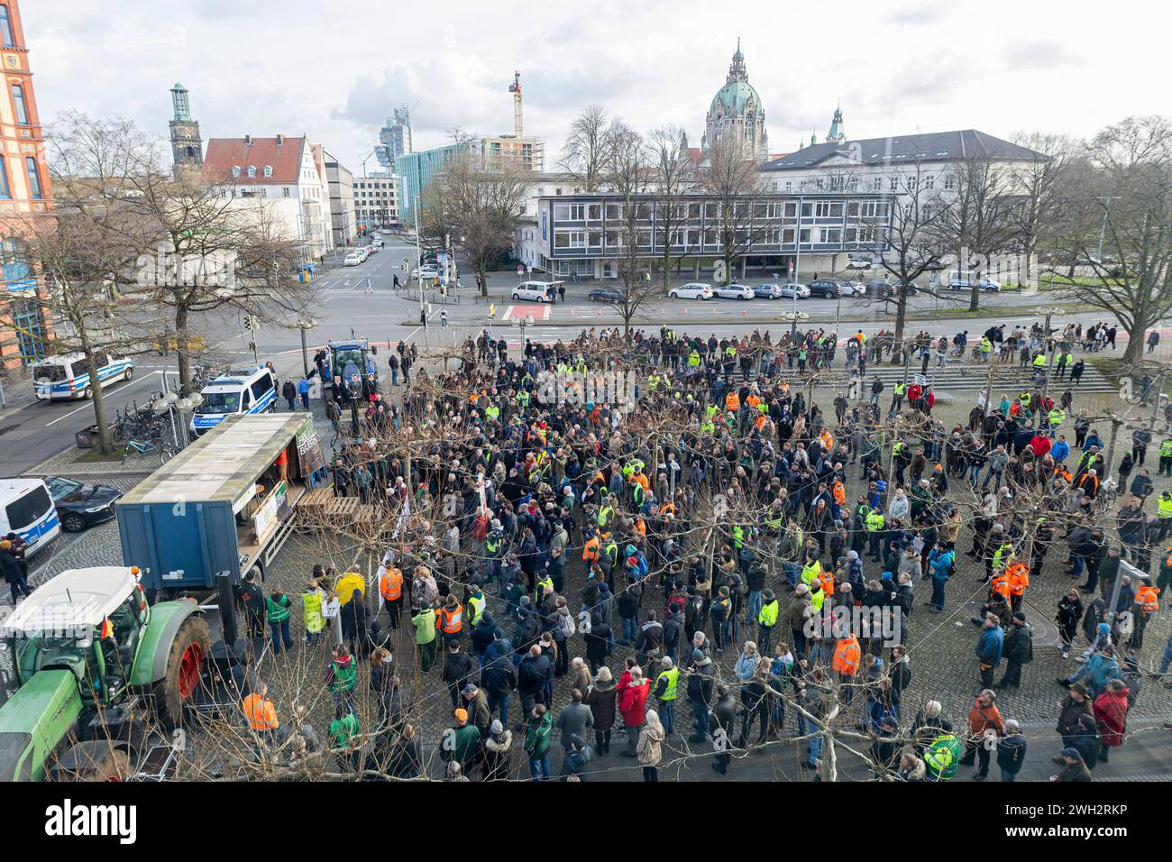 Hannover, Deutschland. Februar 2024. Demonstranten stehen während einer Kundgebung auf dem Göttinger Siebenplatz in der Innenstadt von Hannover. Die Gruppen „Land schafft Verbindung“ (LSV) und „Freie Bauern“ haben als Reaktion auf die Sparpläne des Bundes zu Protest aufgerufen. Quelle: Michael Matthey/dpa/Alamy Live News Stockfoto