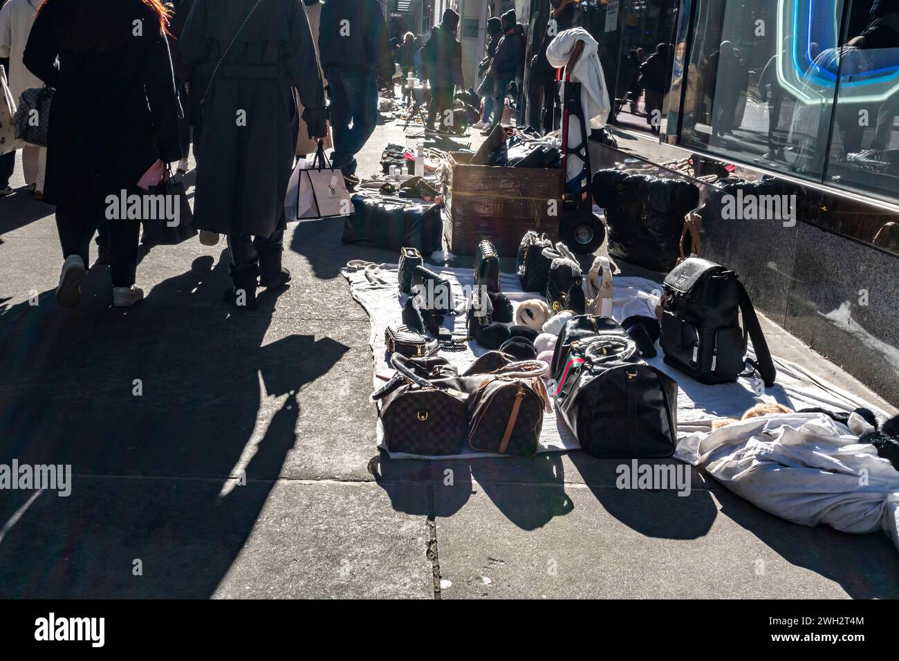 Händler verkaufen am Sonntag, den 4. Februar 2024, gefälschte Waren auf der Fifth Avenue in Midtown Manhattan in New York. (© Richard B. Levine) Stockfoto