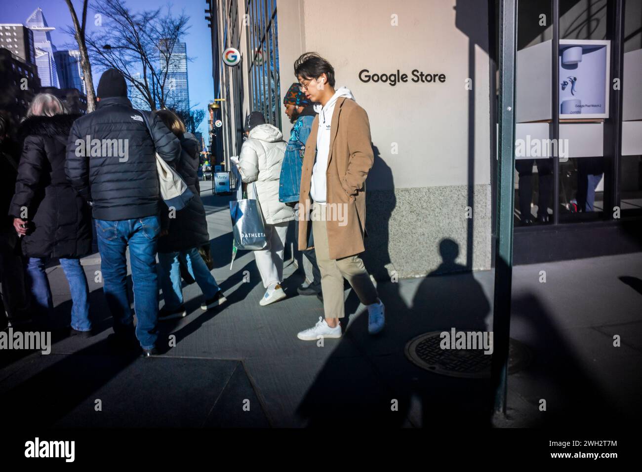 Fußgänger vor dem Google Store in Chelsea in New York am Montag, 5. Februar 2024. (© Richard B. Levine) Stockfoto