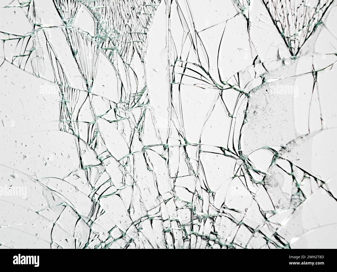 Gebrochene Glasstruktur auf weißem Hintergrund. Stockfoto