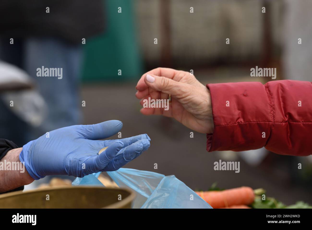 Zagreb, Kroatien : 01, 05, 2024 : Nahaufnahme der Euro-Zahlung auf dem Gemüsemarkt in Zagreb. Stockfoto