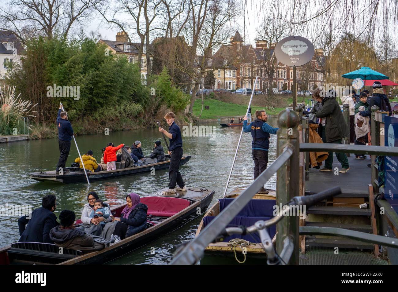 Touristen, die gerne auf dem Fluss Cam in Cambridge, Großbritannien, fahren Stockfoto