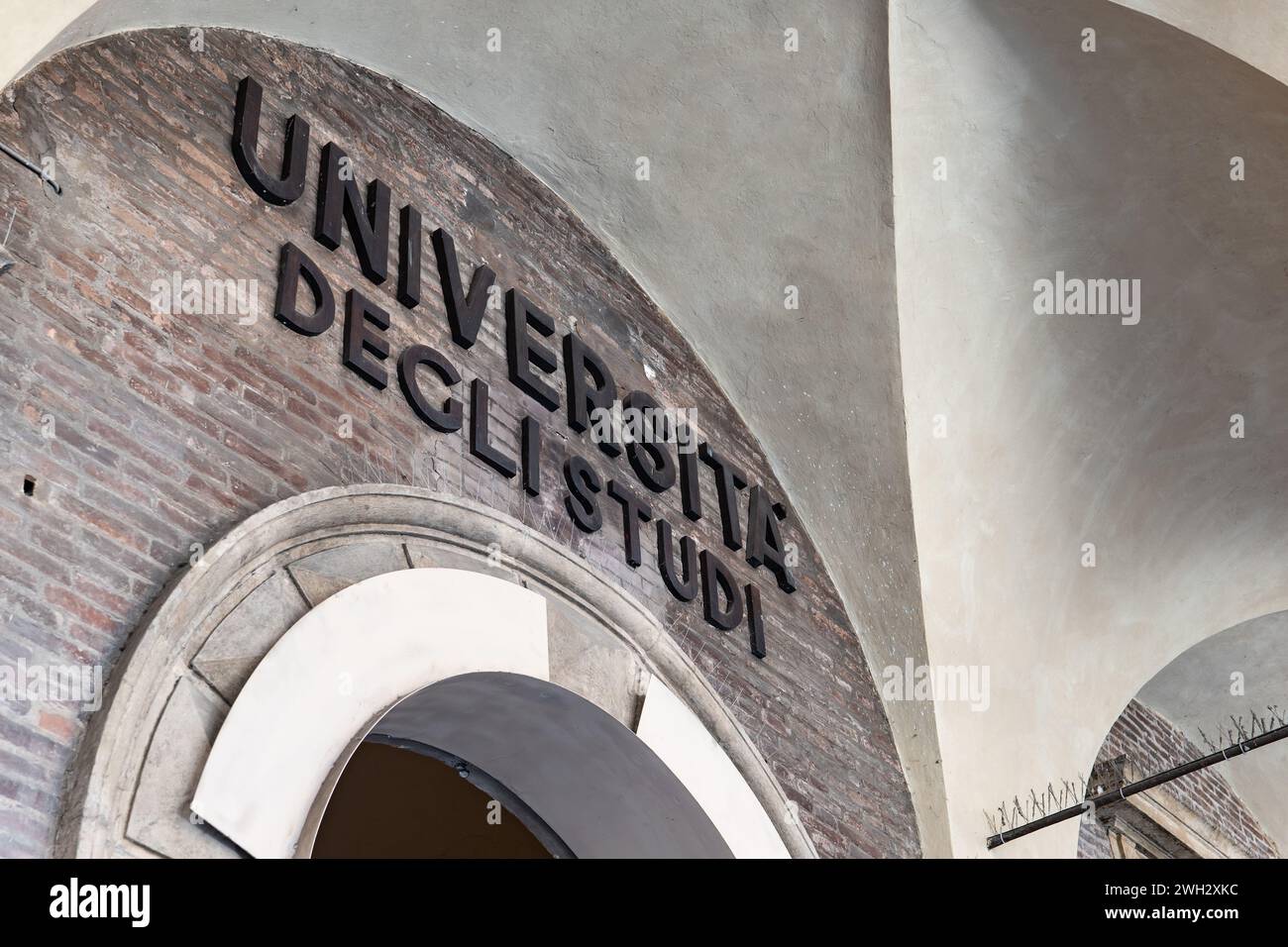 BOLOGNA, ITALIEN - 19. APRIL 2022: Banner der Universita degli Studi über dem Eingang der Universität Bologna, Italien Stockfoto