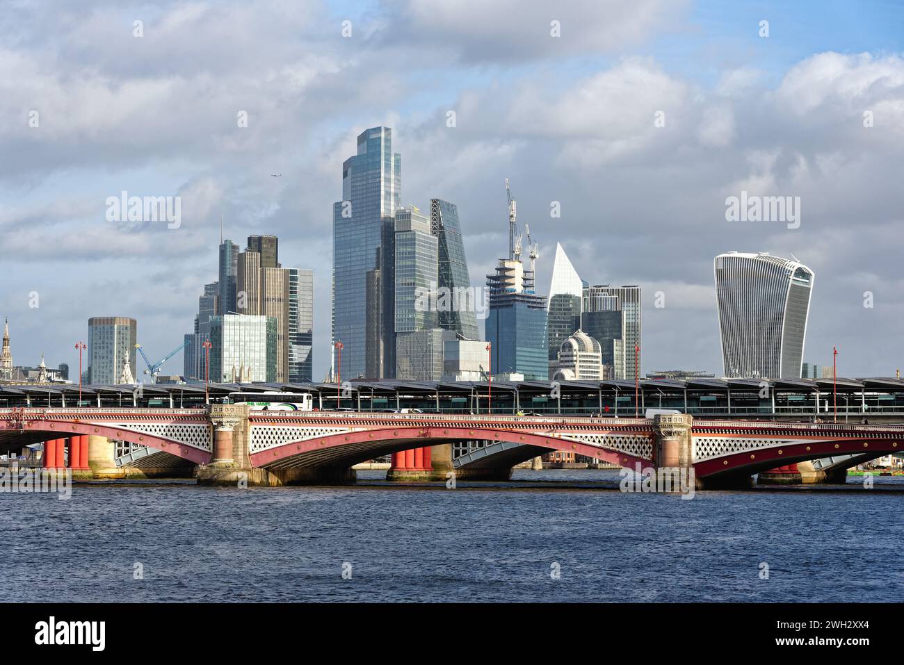 Die sich ständig verändernde moderne Skyline der City of London, die man an einem sonnigen Wintertag vom Südufer der Themse aus betrachtet Stockfoto