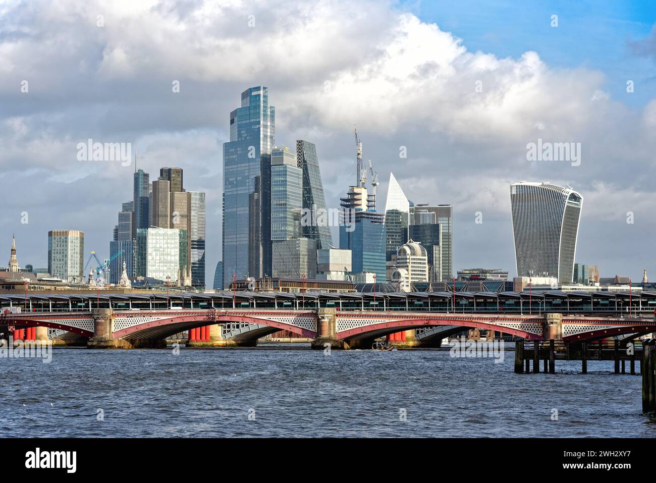 Die sich ständig verändernde moderne Skyline der City of London, die man an einem sonnigen Wintertag vom Südufer der Themse aus betrachtet Stockfoto