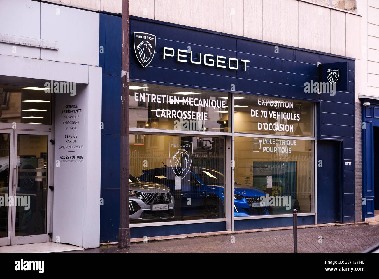 Paris, Frankreich. Februar 2024. Der letzte Peugeot-Händler in Paris am Boulevard de Grenelle drohte mit Schließung. Der jahrhundertealte Standort hat am 7. Februar 2024 in Paris, Frankreich, tausend Neuwagen pro Jahr verkauft. Foto: Marie Hubert Psaila/ABACAPRESS.COM Credit: Abaca Press/Alamy Live News Stockfoto