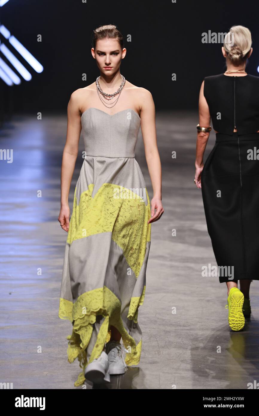 BERLIN, DEUTSCHLAND - 7. Februar: Ein Model läuft während der Rebekka Ruétz Runway Show im Rahmen der W.E4 auf der Landebahn. Fashion Day in der Verti Music Hall am 7. Februar 2024 in Berlin. Stockfoto