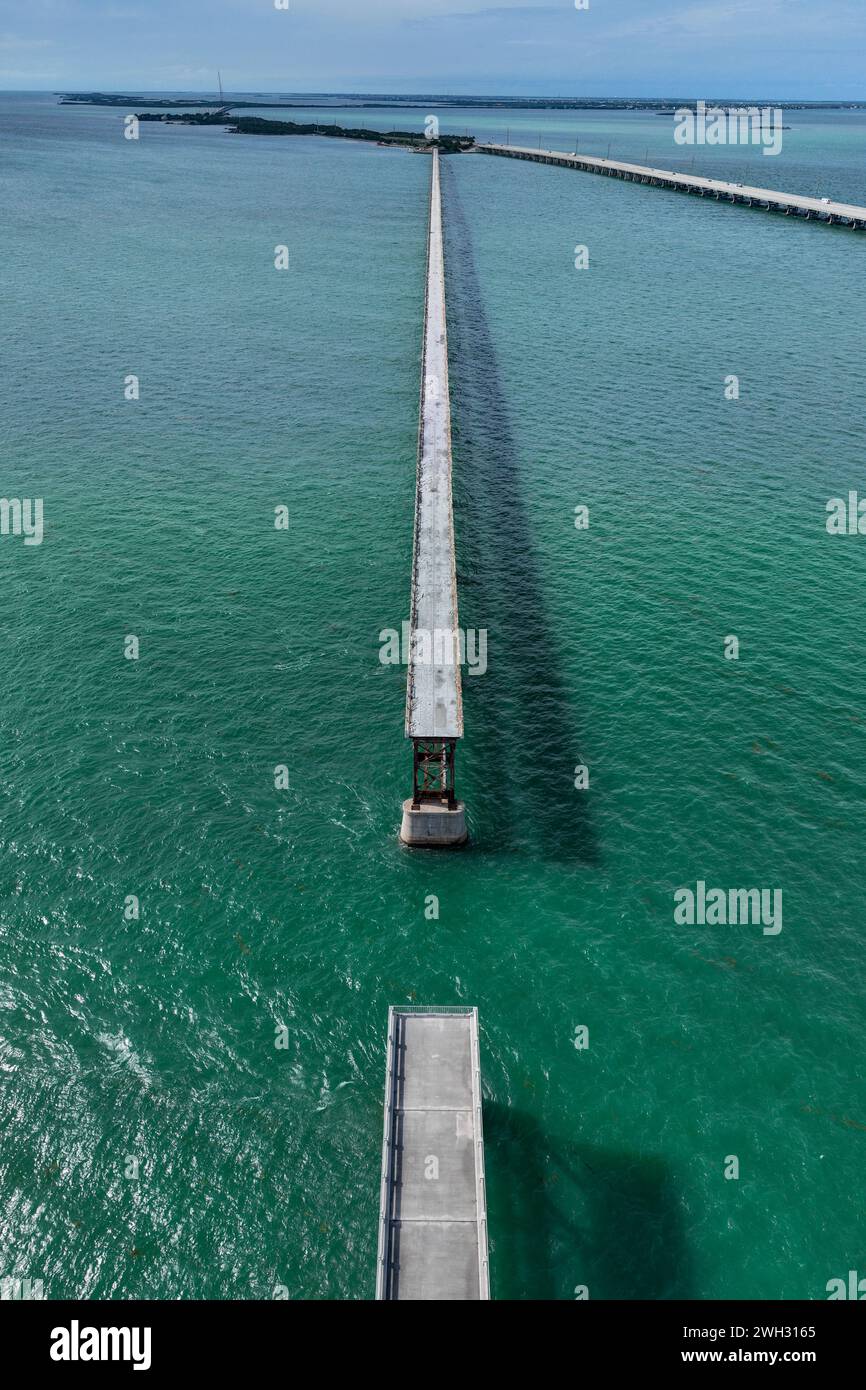 Luftaufnahme der Bahia Honda Rail Bridge an einem sonnigen Tag. Die Bahia Honda Rail Bridge ist eine verlassene Eisenbahnbrücke in den unteren Florida Keys, die miteinander verbunden sind Stockfoto