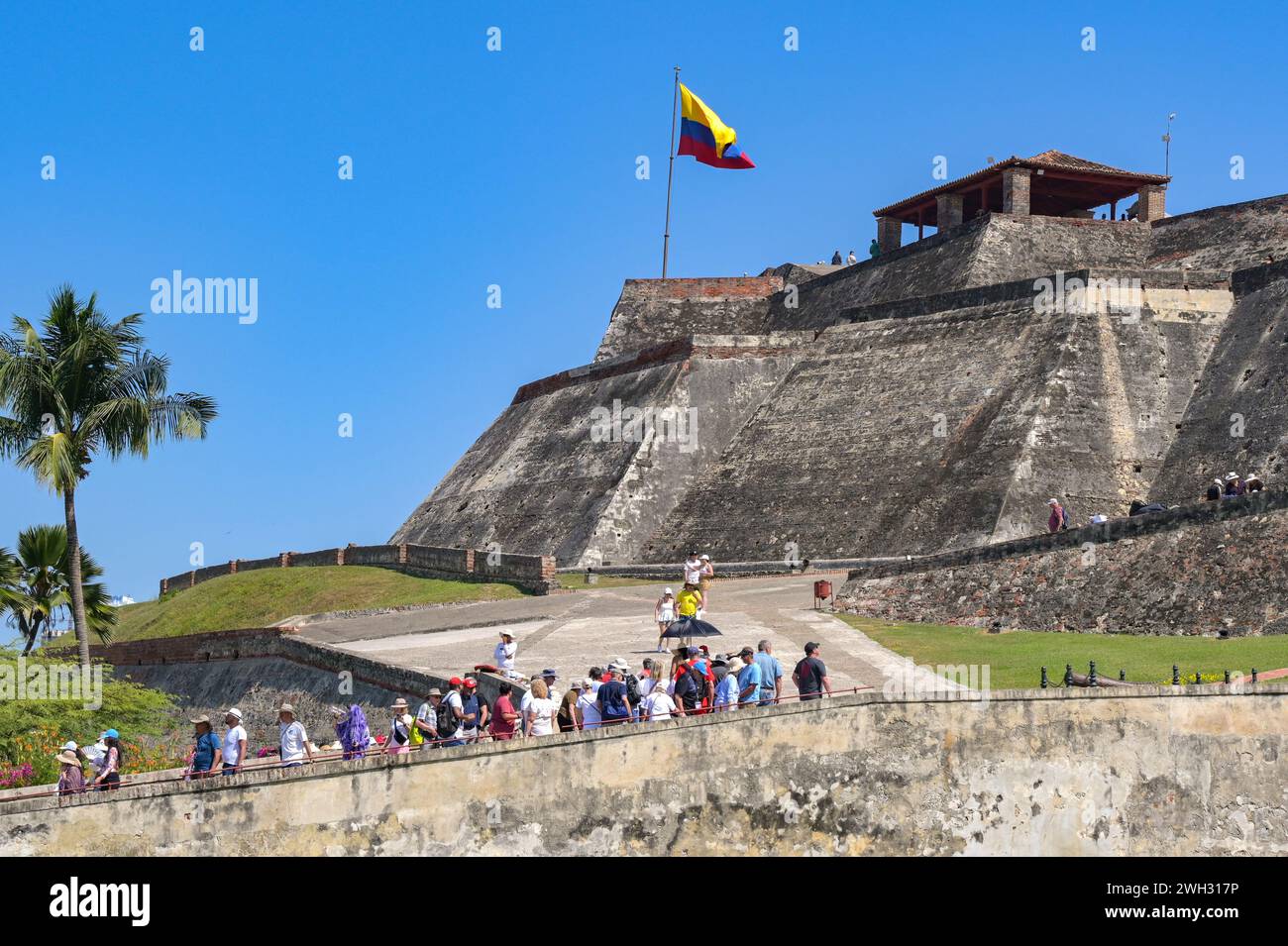 Cartagena, Kolumbien – 24. Januar 2024: Die Menschen gehen auf die Burg San Felipe de Barajas in Cartagena. Stockfoto