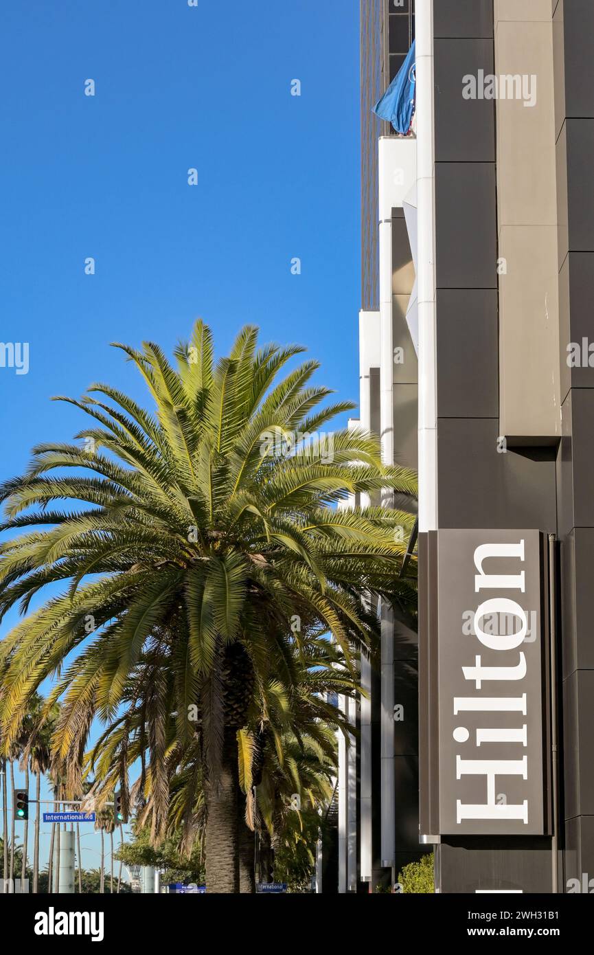 Los Angeles, Kalifornien, USA - 12. Januar 2023: Schild vor dem Eingang zum Hilton Hotel am Flughafen Los Angeles. Stockfoto