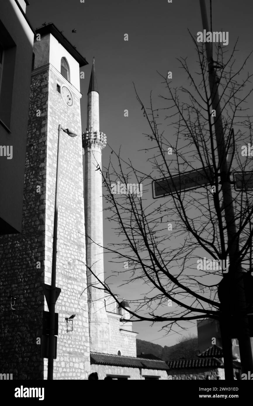 moschee und alter Uhrenturm in Pljevlja, Montenegro; schwarz-weiß Stockfoto