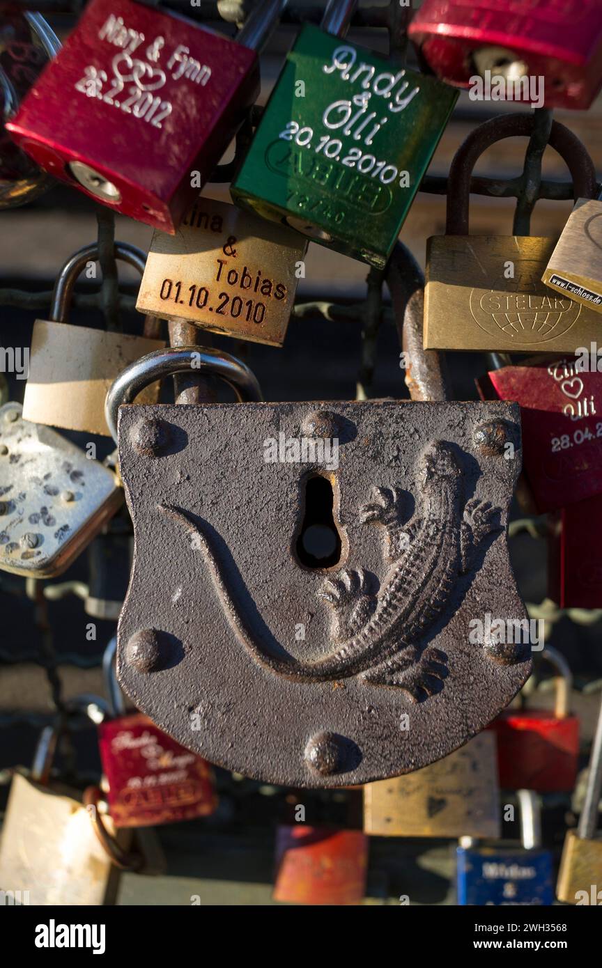 Tausende von Schließfächern hangen entlang der Bahnstrecke auf der Hohenzollernbrücke, um die Liebe zwischen zwei Personen zu symbolisieren | Accroches au grillage du pont Hohenzoller Stockfoto