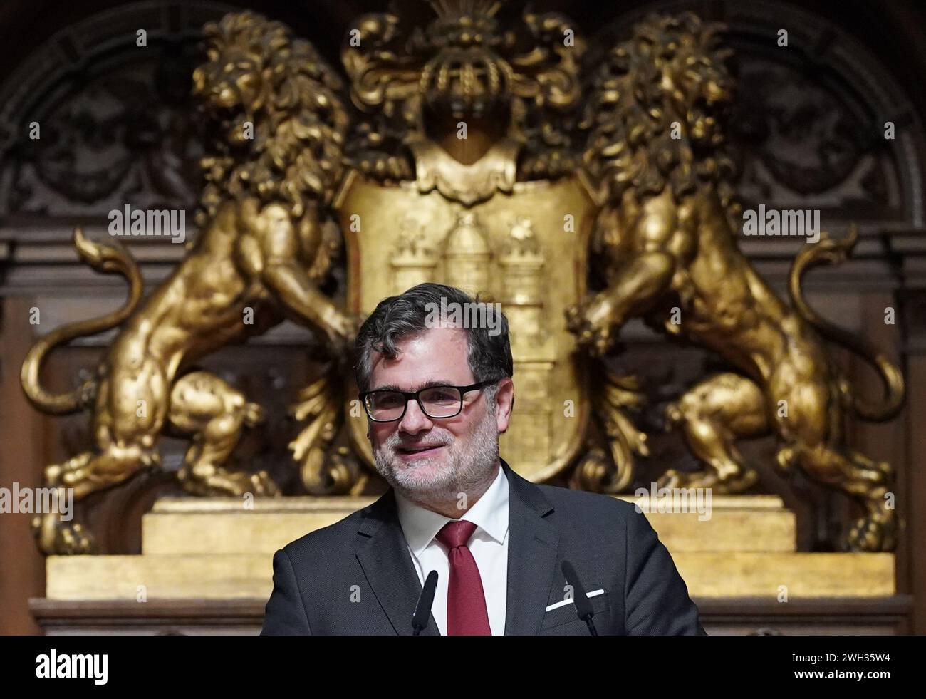 Hamburg, Deutschland. Februar 2024. Wolfgang Schmidt (SPD), Leiter des Bundeskanzleramtes und Bundesminister für Sonderaufgaben, spricht während der Abschiedsfeier des ehemaligen Schulsenators Rabe im Großen Ballsaal des Hamburger Rathauses. Rabe trat Mitte Januar aus gesundheitlichen Gründen mit sofortiger Wirkung nach rund 13 Dienstjahren unerwartet zurück. Quelle: Marcus Brandt/dpa/Alamy Live News Stockfoto