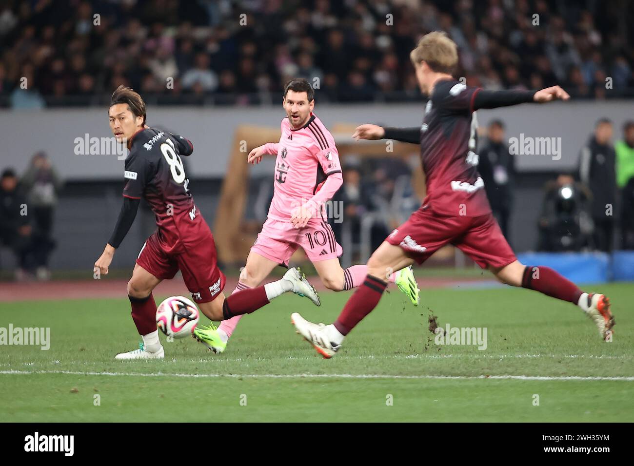 Tokio, Japan. Februar 2024. Lionel MESSI (10) in Aktion während eines Freundschaftsspiels zwischen Inter Miami CF und Vissel Kobe im Japan National Stadium in Tokio. Vissel Kobe besiegt Inter Miami CF mit 4:3 im Elfmeterschießen. (Kreditbild: © Rodrigo Reyes Marin/ZUMA Press Wire) NUR REDAKTIONELLE VERWENDUNG! Nicht für kommerzielle ZWECKE! Stockfoto