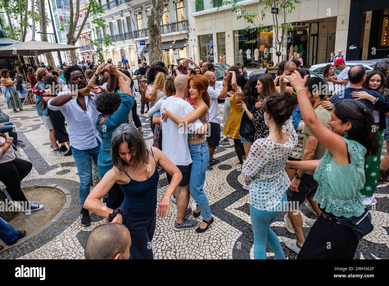 Die Stadt Lissabon - einige samstagnachmittagsmenschen haben etwas Platz auf dem Hauptboulevard der Stadt, um gemeinsam einen guten Moment des Tanzes zu teilen - | La Stockfoto