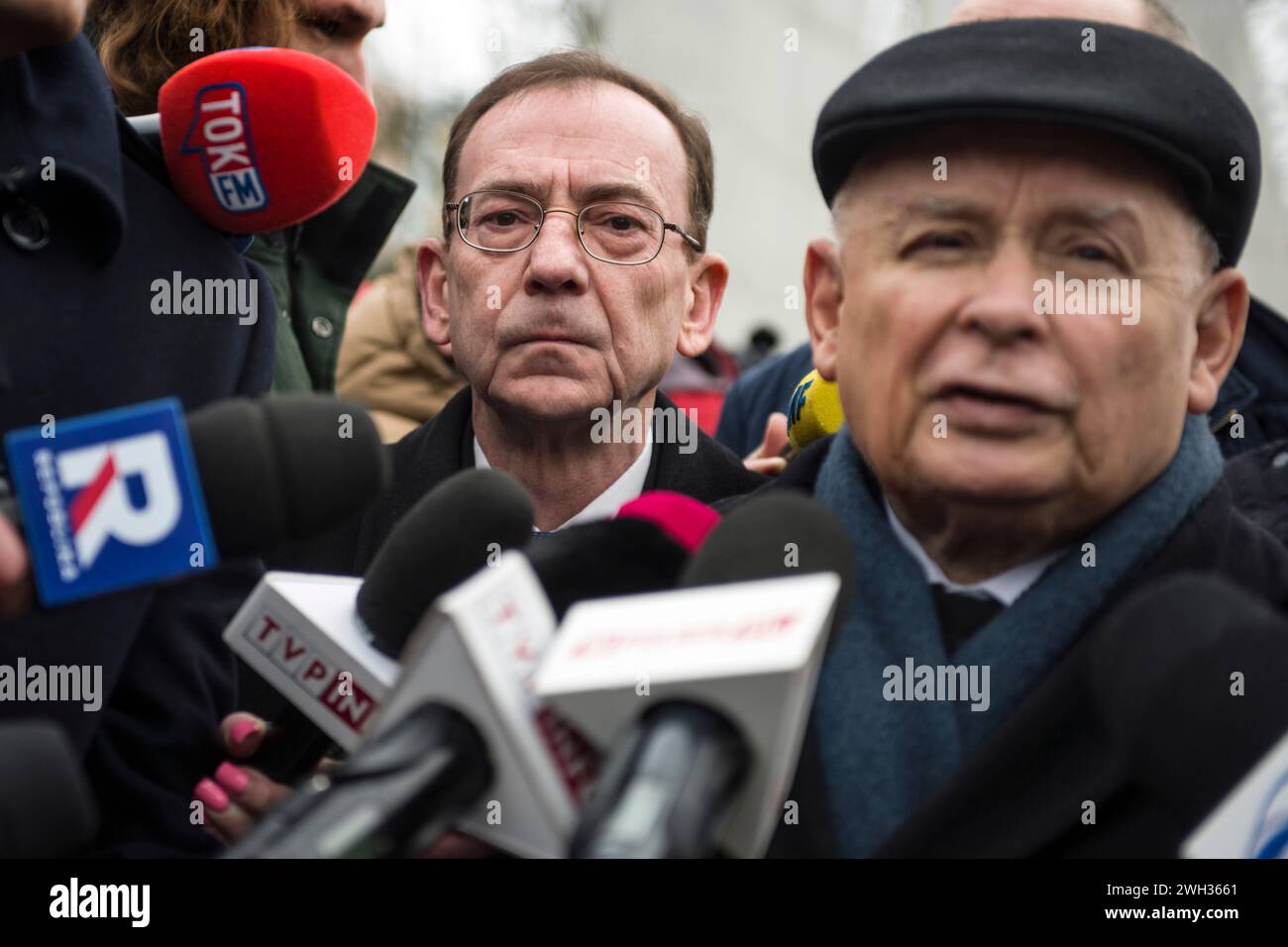 Der ehemalige Minister für Inneres und Verwaltung, Mariusz Kaminski, und der Vorsitzende der Partei Recht und Gerechtigkeit, Jaroslaw Kaczynski, sprechen vor den Medien außerhalb des Parlaments. Der ehemalige Innenminister Mariusz Kaminski und sein Stellvertreter Maciej Wasik wurden letzten Monat inhaftiert, nachdem sie wegen Machtmissbrauchs für Maßnahmen verurteilt wurden, die 2007 ergriffen wurden, als sie in einer früheren Regierung unter der Leitung von Recht und Justiz tätig waren und zuvor das zentrale Antikorruptionsbüro (CBA) leiteten. Sie behaupteten, "politische Gefangene" zu sein, und sie verloren auch ihr parlamentarisches Mandat. Sie versuchten, sich mit Unterstützung von ins parlament zu drängen Stockfoto