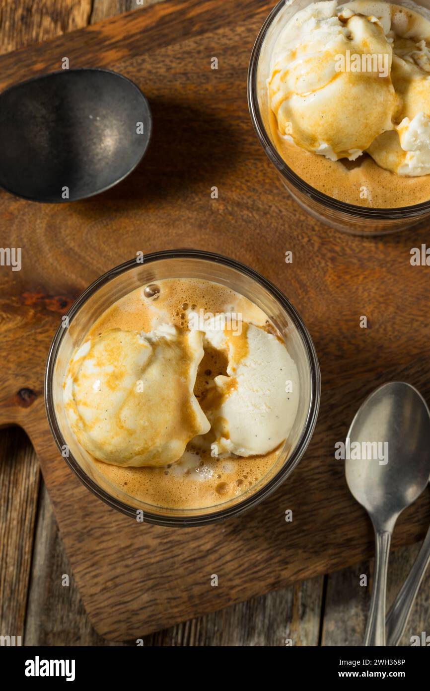 Gefrorenes süßes Affogato-Dessert mit Eiscreme und Espresso Stockfoto