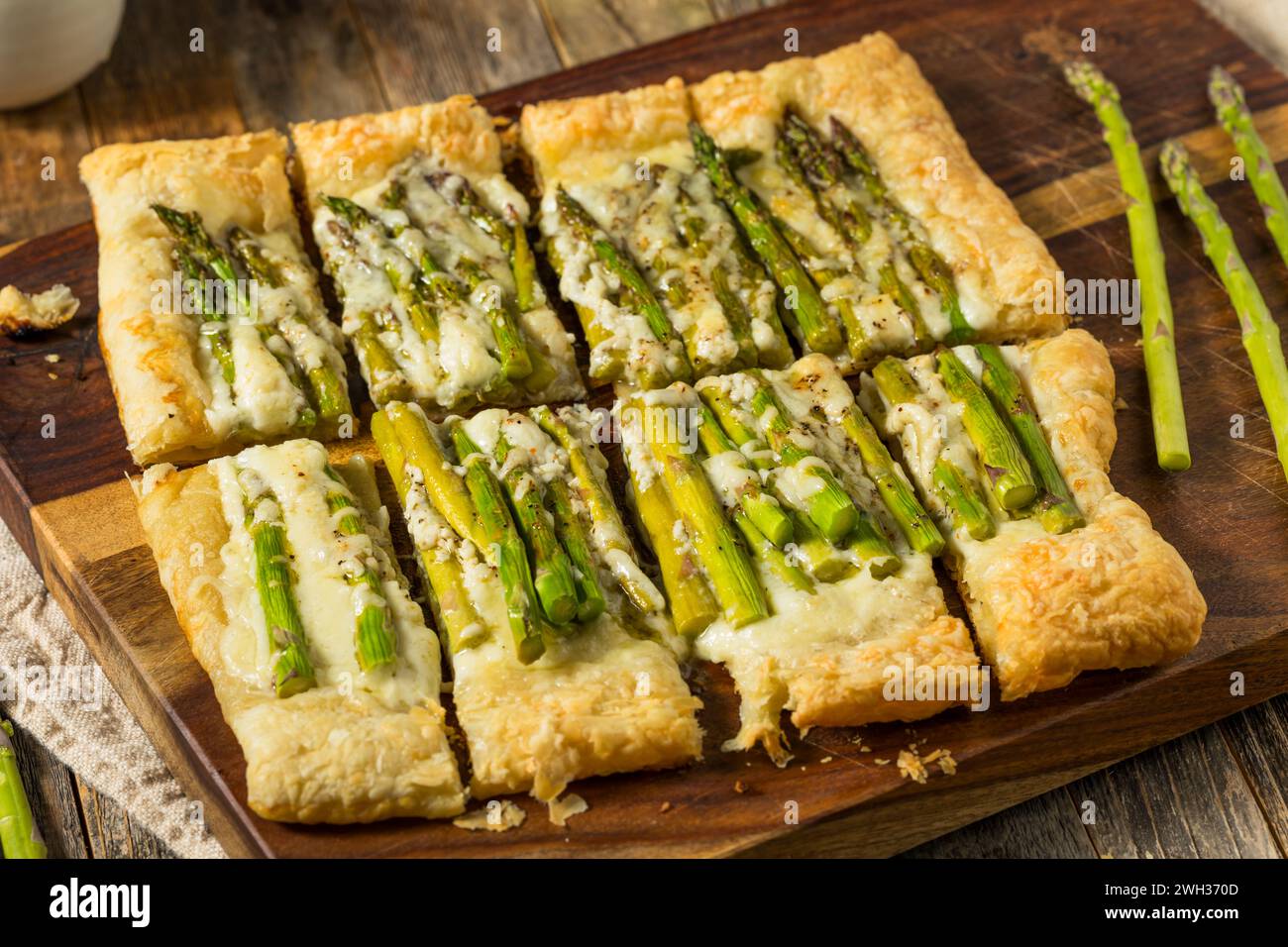 Hausgemachte gebackene Blätterteig Spargeltorte mit Käse als Vorspeise Stockfoto