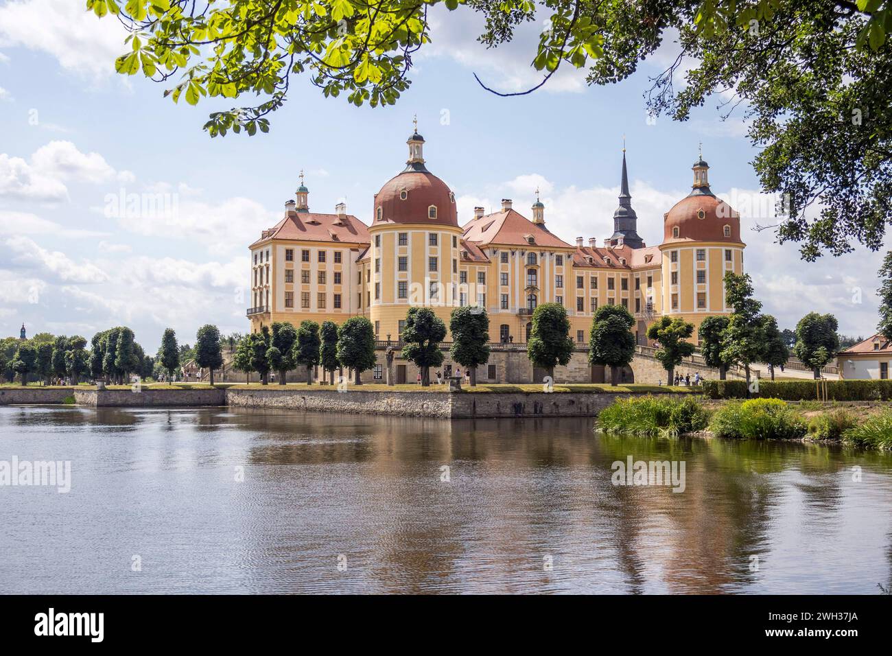 Das Schloss Moritzburg erhielt seine heutige Gestalt im 18. Jahrhundert unter August dem Starken. Es erhebt sich auf einer künstlichen Insel im Schlossteich. Der barocke Vierflügelbau mit seinen vier direkt mit dem Hauptbau verbundenen Türmen ruht auf einem podestartigen Sockelgeschoss und ist ein beliebtes Touristenziel. *** Die Burg Moritzburg nahm ihre heutige Form im 18. Jahrhundert unter Augustus an, dem starken sie auf einer künstlichen Insel im Burgteich erhebt. Das barocke Vierflügelgebäude mit seinen vier direkt mit dem Hauptgebäude verbundenen Türmen liegt auf einem Sockel und ist Stockfoto