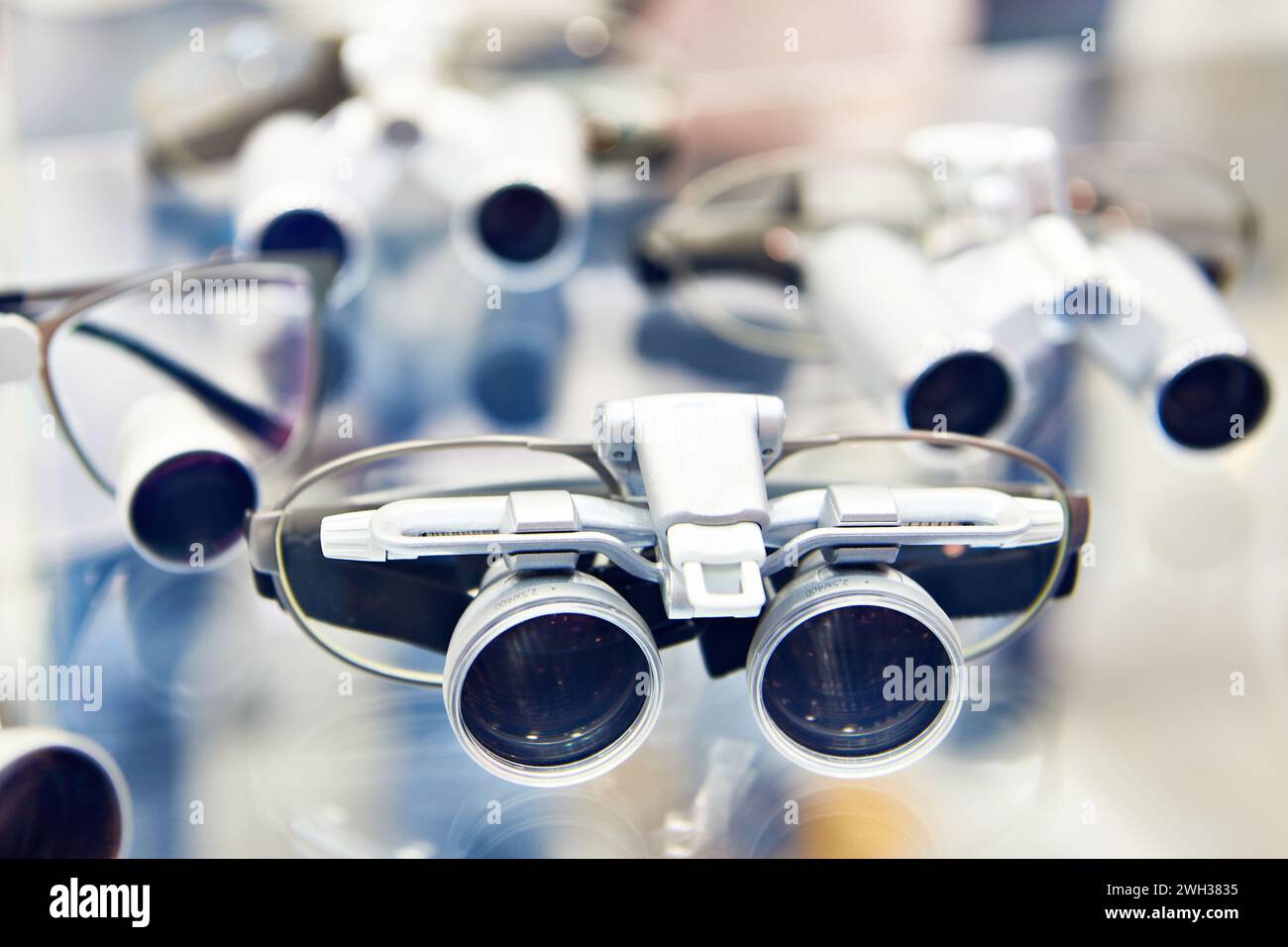 Binokulare Lupe auf Brillen im Ladenausstellungsraum Stockfoto