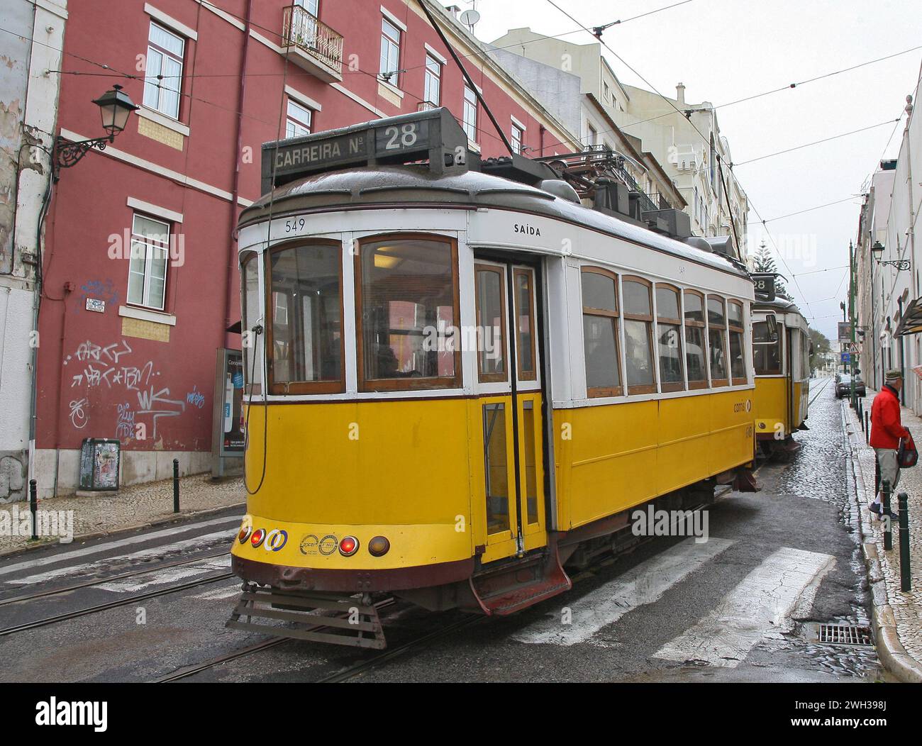 Die berühmte Straßenbahn 28 Lissabons. Foto: Thomas Wieck V e r o e f e n t l i c h u n g u r m i t n m e u n d H o n o r a r z a h Stockfoto