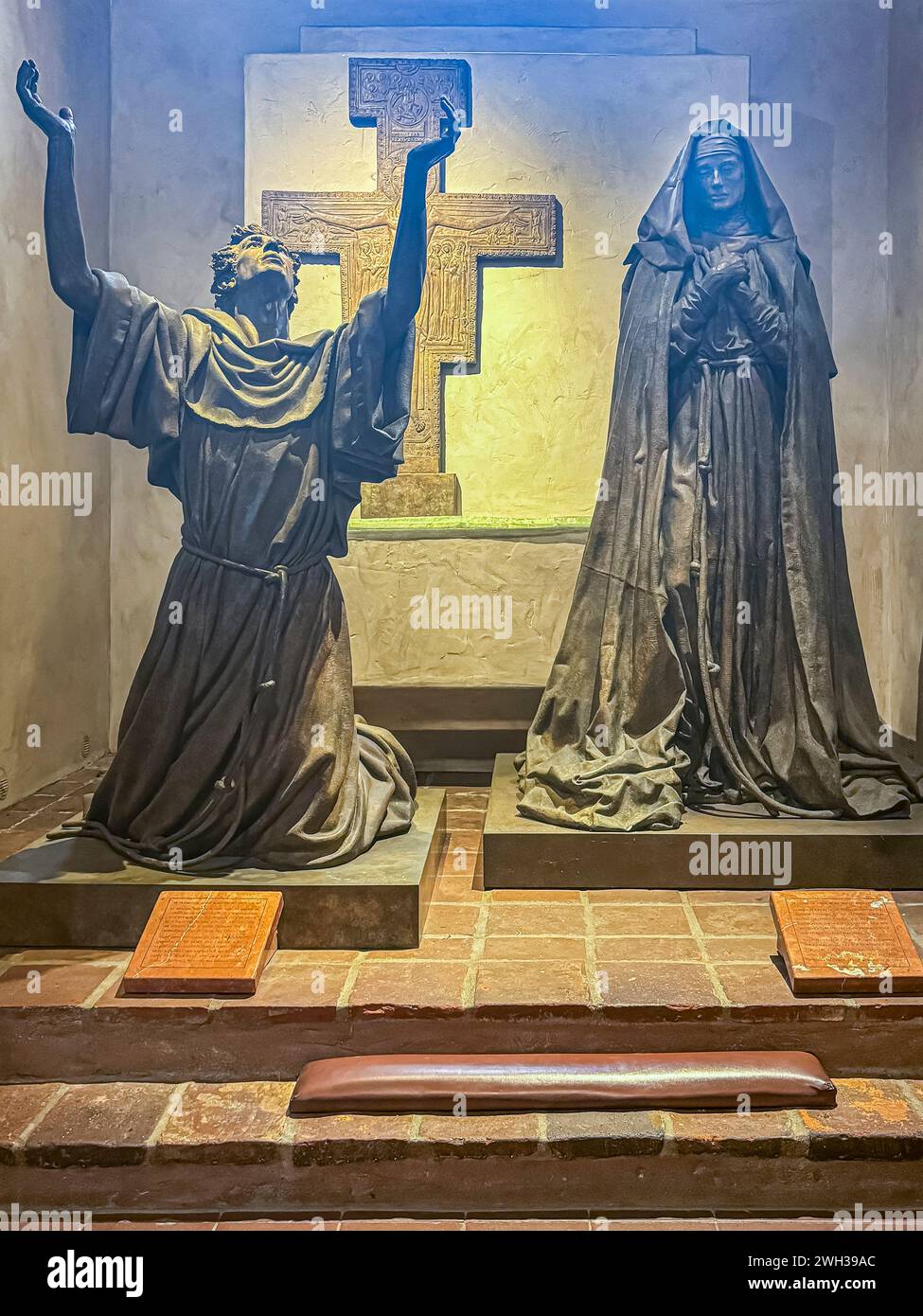 Santa Barbara, CA, USA - 18. Dezember 2023: Statuen der Heiligen Francis und Claire of Assisi in der Old Mission Church Stockfoto