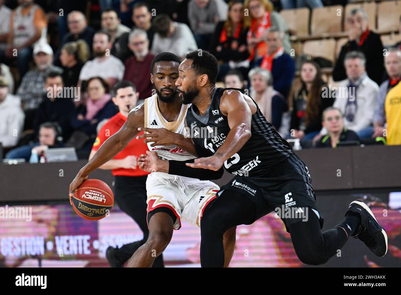 Monaco Spieler #11 Alpha Diallo und Villeurbanne Spieler #23 David Lighty sind während des Betclic Elite Spiels zwischen AS Monaco und LDLC ASVEL Lyon Villeurbanne in der Gaston-Medecin-Halle in Monaco zu sehen. Finale: AS Monaco 89 - 71 LDLC ASVEL Lyon Villeurbanne. Stockfoto