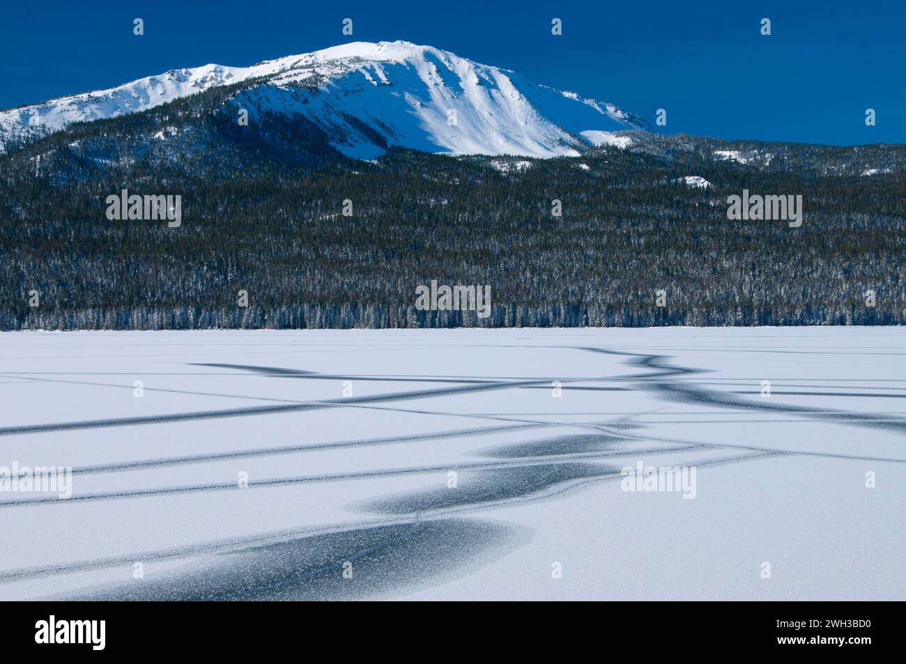 MT Bailey mit Diamond Lake im Winter, Rogue-Umpqua National Scenic Byway, Umpqua National Forest, Oregon Stockfoto