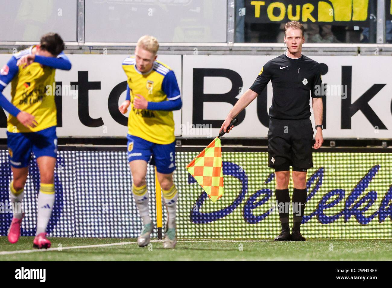 Leeuwarden, Niederlande. Februar 2024. LEEUWARDEN, NIEDERLANDE - 7. FEBRUAR: Stellvertretender Schiedsrichter Sjoerd Nanninga hisst seine Flagge während des TOTO KNVB Cup Viertelfinales zwischen SC Cambuur und Vitesse am 7. Februar 2024 im Cambuurstadion in Leeuwarden. (Foto: Pieter van der Woude/Orange Pictures) Credit: Orange Pics BV/Alamy Live News Stockfoto