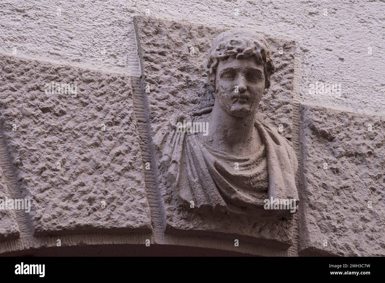 München - 27. April 2023: Details von Steinornamenten an den Fassaden barocker Bauten in der deutschen Stadt München. Stockfoto