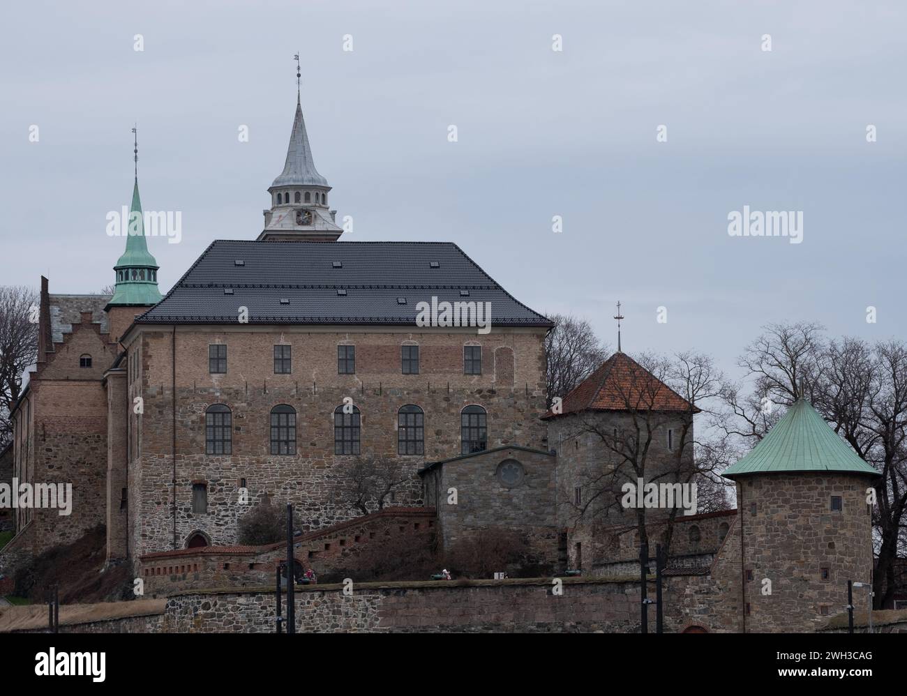 Die Festung Akershus ( eine mittelalterliche Burg ) auf dem Hügel mit Blick auf den Fjord von Oslo, Norwegen. Stockfoto