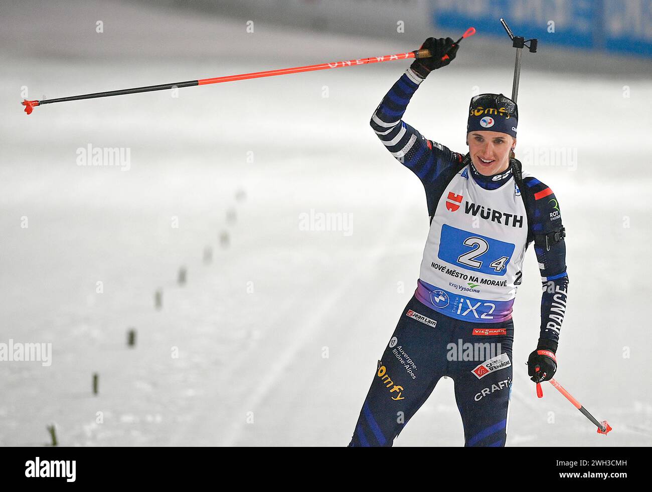 Morave, Tschechische Republik, 07.02.2024, Julia Simon von Frankreich feiert nach dem Sieg bei der Biathlon-Weltmeisterschaft 2024 in Nove Mesto na Morave, Tschechische Republik, am 7. Februar 2024. (CTK Foto/Lubos Pavlicek) Stockfoto