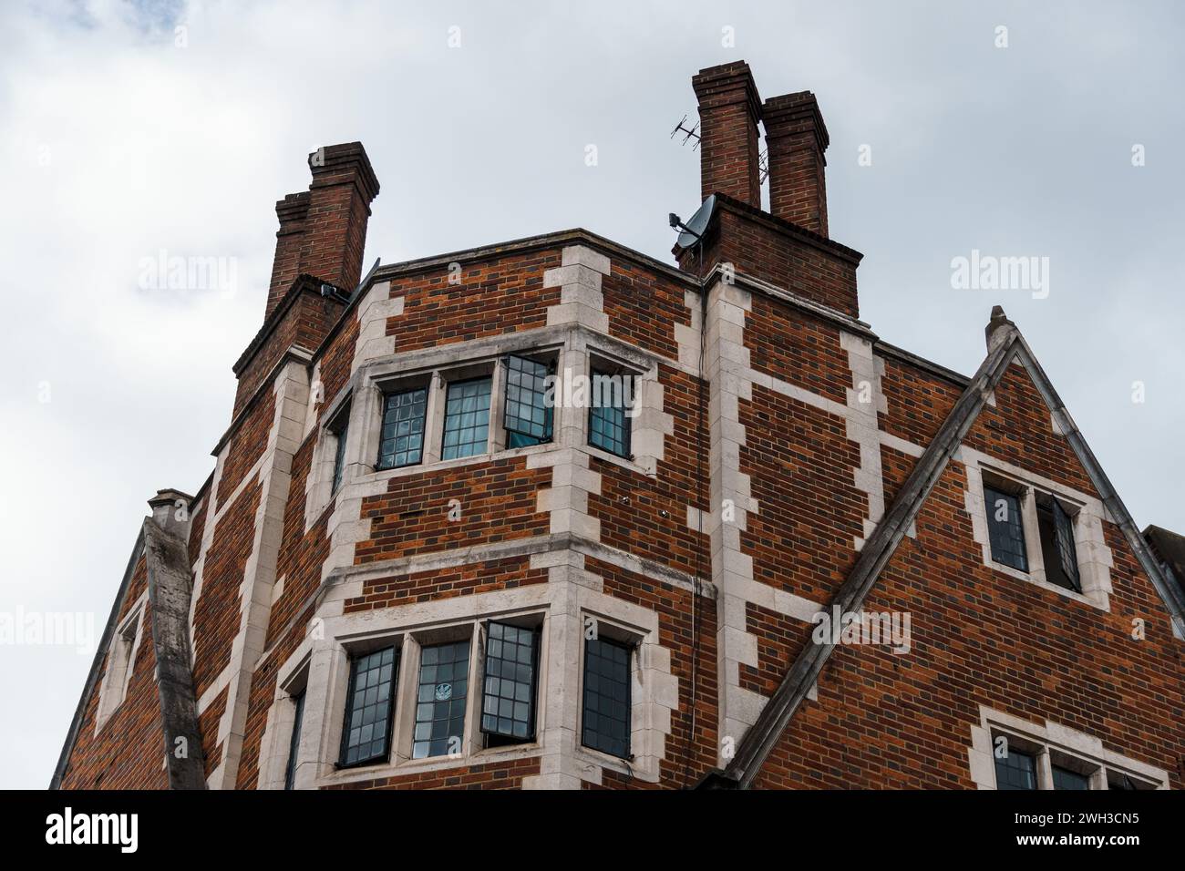 Flacher Blick auf das alte Luxuswohnhaus in London. Immobilienkonzept Stockfoto