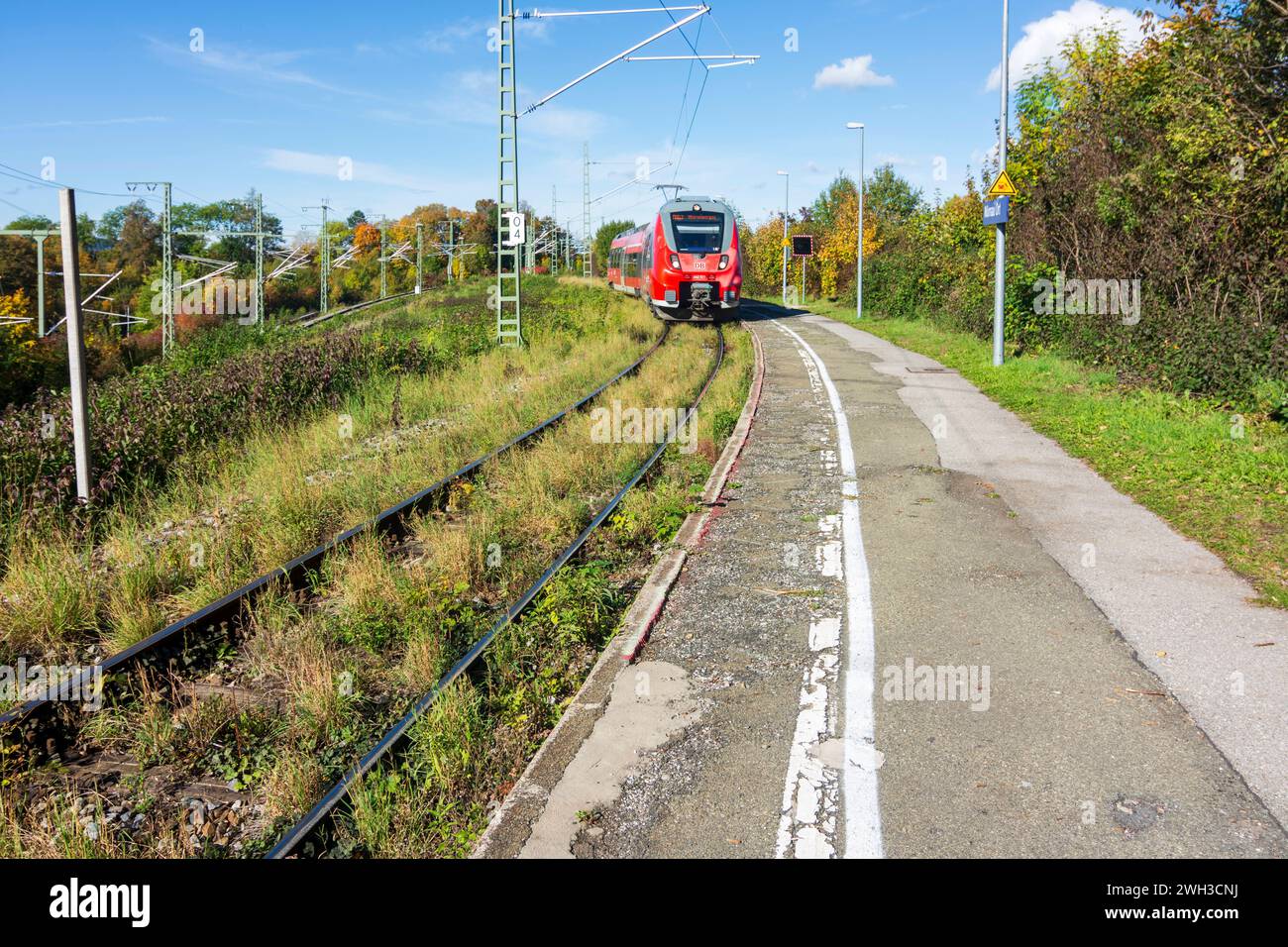 Bahnhof Murnau Ort, Lokalzug der DB, mit Gras bewachsenes Gleis, schlechte Instandhaltung Murnau am Staffelsee Oberbayern, Pfaffenwinkel, Oberbaye Stockfoto