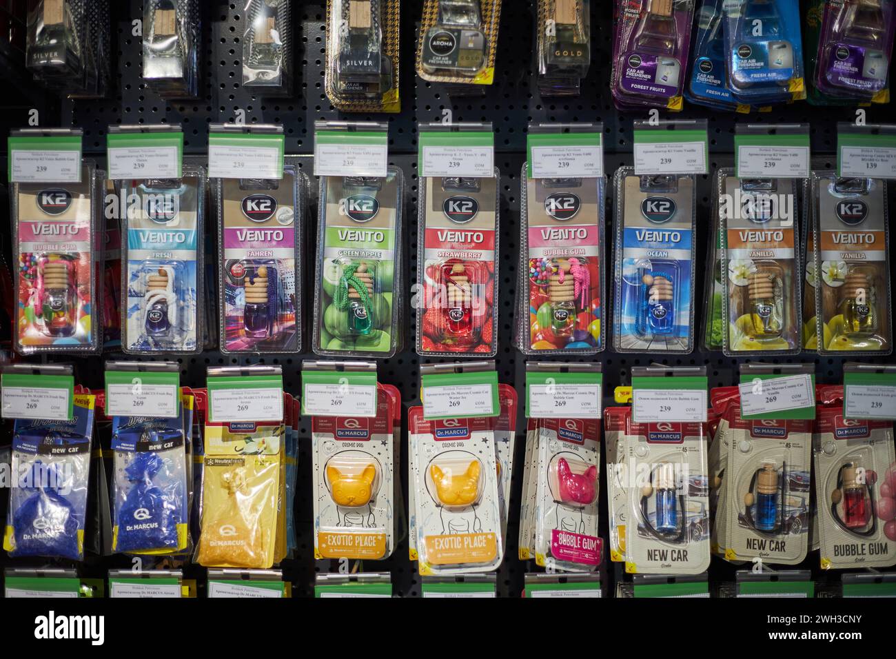 Verkauf von Autoduftstoffen verschiedene Arten und Gerüche an Tankstellen. Zubehör für Autos im Supermarkt, im Laden. Bischkek, Kirgisistan – 26 Ma Stockfoto
