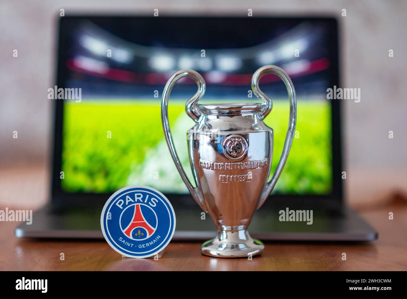 Januar 2024, London, Vereinigtes Königreich. Emblem des Fußballvereins, der an den Playoffs der UEFA Champions League teilnimmt Paris Saint-Germain F.C. Stockfoto