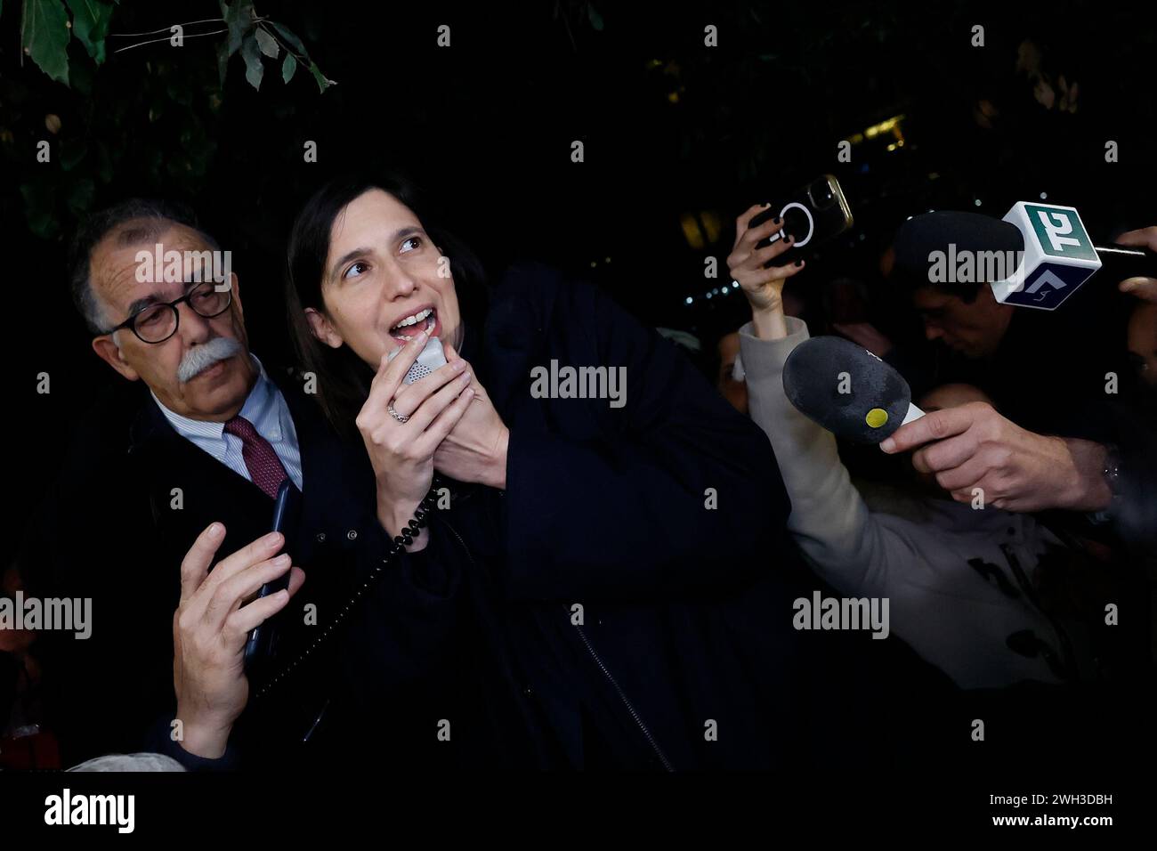 Roma, Italien. Februar 2024. Foto Cecilia Fabiano/LaPresse 07 Febbraio 2024 Roma, Italia - Politica - RAI sit-in con Elly Schlein per una corretta informazione nel servizio pubblico davanti alla sede di Viale Mazzini Nella foto: Elly Schlein, Ruotolo 07. Februar 2024 Roma, Italien - Politik - Sit-in für die richtigen Informationen vor der RAI auf dem Foto: Elly Schlein, Ruotolo Credit: LaPresse/Alamy Live News Stockfoto