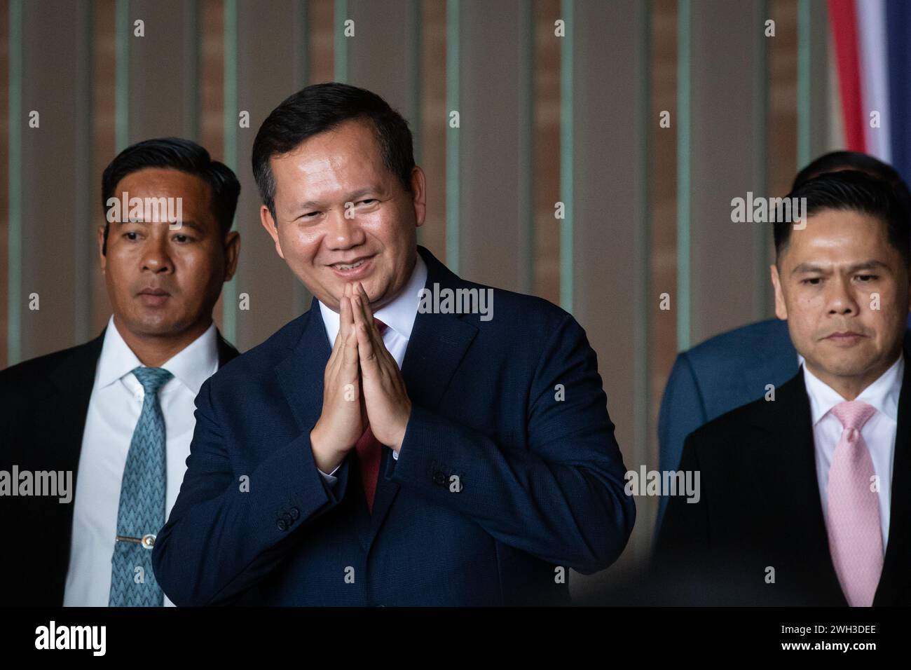 Bangkok, Thailand. Februar 2024. Samdech Moha Borvor Thipadei Hun Manet, Premierminister von Kambodscha, verlässt während seines Besuchs das thailändische parlament. Samdech Moha Borvor Thipadei Hun Manet, Premierminister von Kambodscha, und sein Ehegatte, die während seines offiziellen Besuchs zu einem bilateralen Treffen zwischen Premierminister Srettha Thavisin und zur Unterzeichnung von Abkommen zur Stärkung der bilateralen Zusammenarbeit in verschiedenen Bereichen gesehen wurden. Quelle: SOPA Images Limited/Alamy Live News Stockfoto