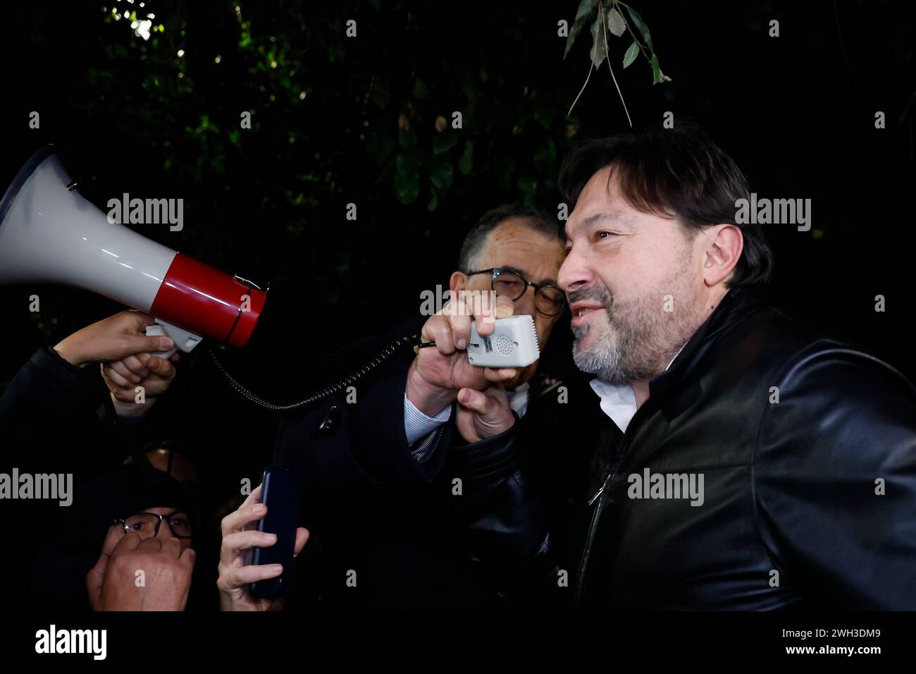 Roma, Italien. Februar 2024. Foto Cecilia Fabiano/LaPresse 07 Febbraio 2024 Roma, Italia - Politica - RAI sit-in con Elly Schlein per una corretta informazione nel servizio pubblico davanti alla sede di Viale Mazzini Nella foto: Sifrido Ranucci 07. Februar 2024 Roma, Italien - Politik - Sit-in für die richtigen Informationen vor der RAI auf dem Foto: Sifrido Ranucc Credit: LaPresse/Alamy Live News Stockfoto