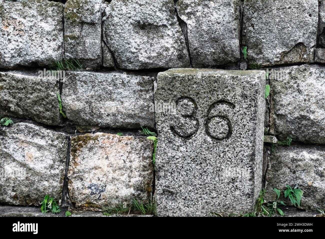 Steinmauer mit quadratischen Steinen Nr. 36 Stockfoto