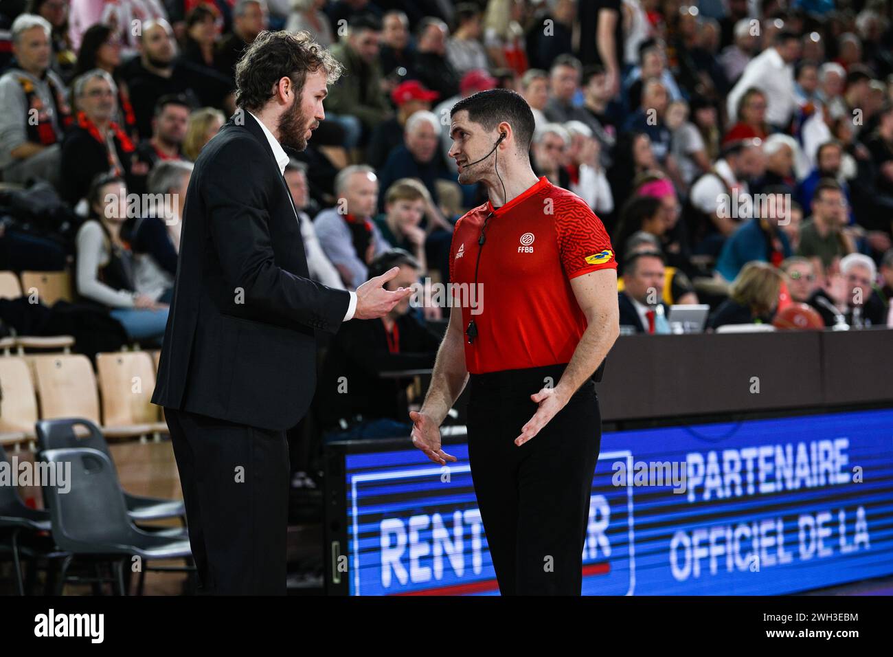 Villeurbanne Trainer Pierric Poupet reagiert mit Schiedsrichter während des Betclic Elite Spiels zwischen AS Monaco und LDLC ASVEL Lyon Villeurbanne in der Gaston-Medecin-Halle in Monaco. Finale: AS MONACO 89 - 71 LDLC ASVEL Lyon Villeurbanne. Stockfoto