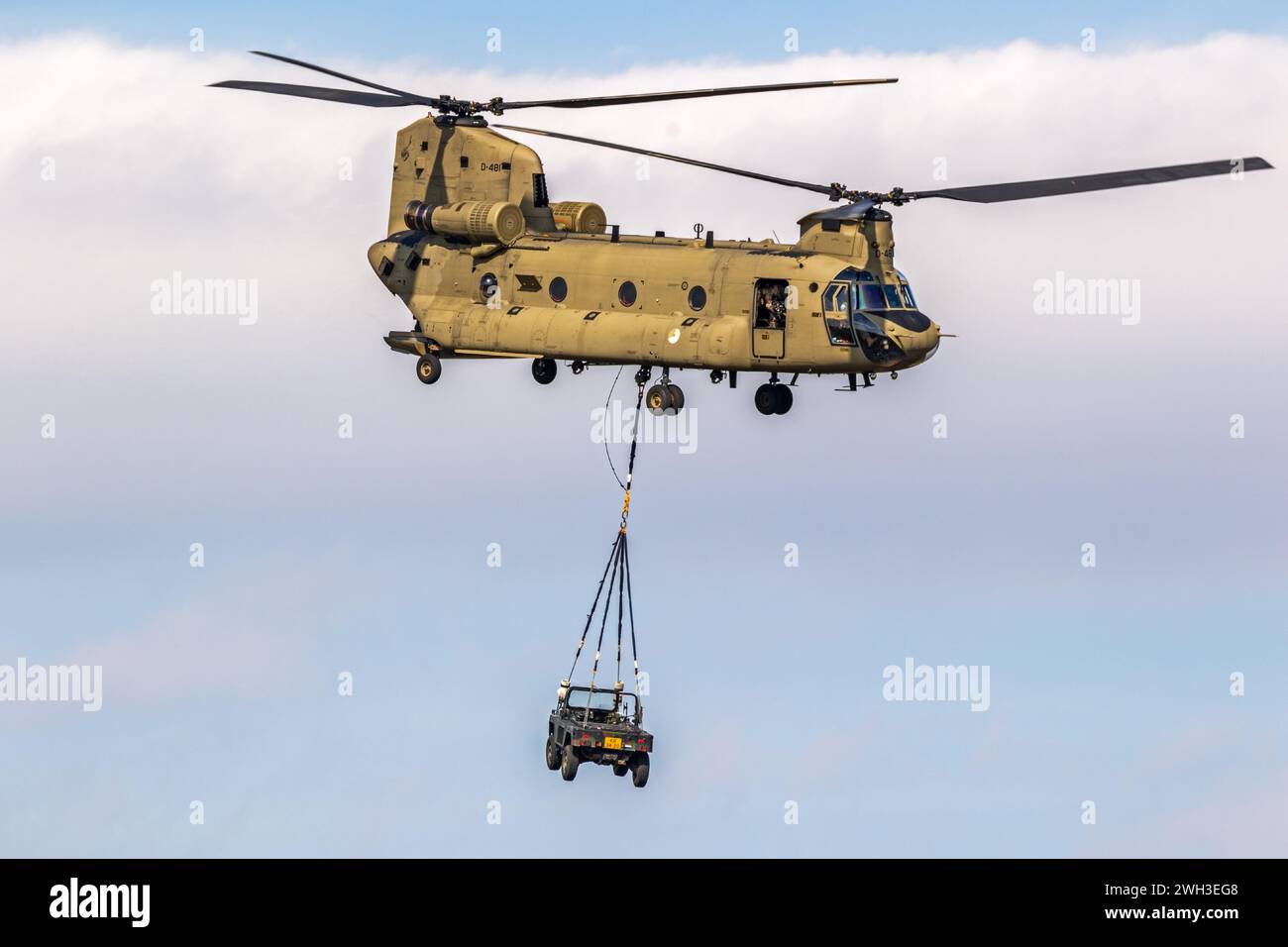 Boeing CH-47F Chinook Transporthubschrauber mit einer Schleuderladung. Arnheim, Niederlande - 10. Oktober 2022 Stockfoto