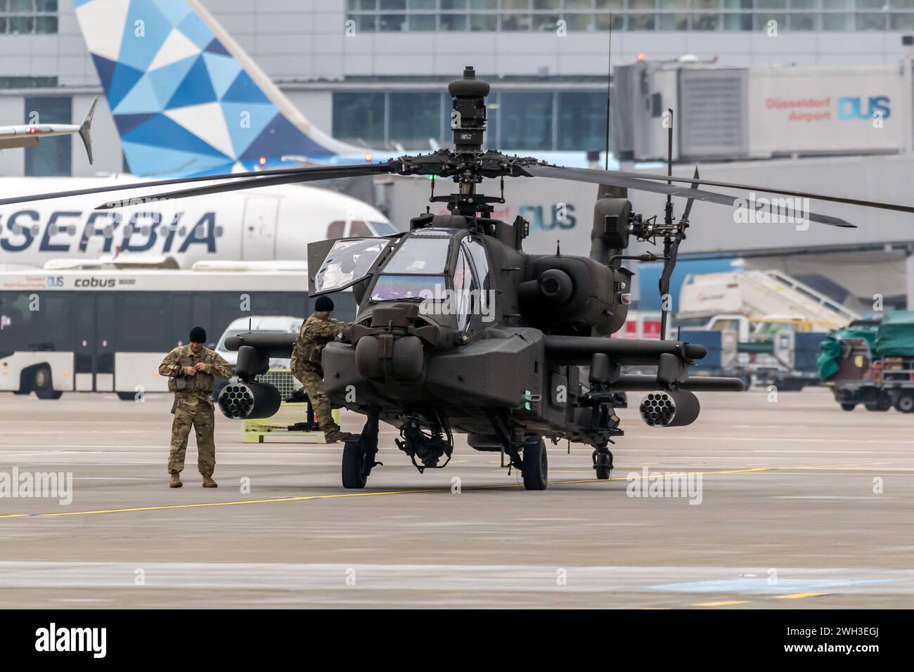 US Army Boeing AH-64E Apache Guardian Angriffshubschrauber der 3-17. CAV (Fort Stewart) Vorflug während der Operation Atlantic Resolve Rotation. Düsseldorf, Stockfoto