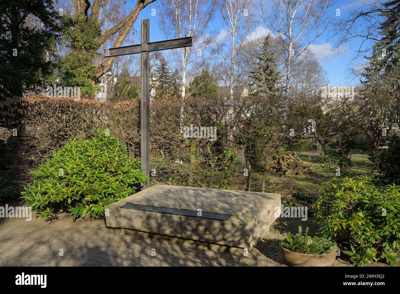 Gedenkstein und Grab der Widerstandskämpfer gegen den Nationalsozialismus, Dorotheenstädtischer Friedhof, Chausseestraße, Mitte, Berlin, Deutschland *** Gedenkstein und Grab der Widerstandskämpfer gegen den Nationalsozialismus, Dorotheenstädtischer Friedhof, Chausseestraße, Mitte, Berlin, Deutschland Stockfoto